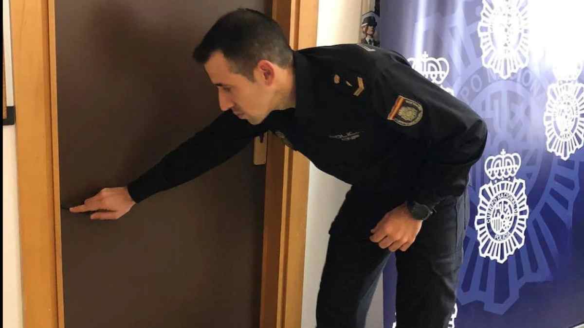 Policía Nacional revisa marcas en puertas de viviendas en Madrid para prevenir robos.