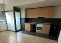 Cocina de vivienda en alquiler para jóvenes en Pozuelo de Alarcón con garaje y trastero.