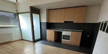 Cocina de vivienda en alquiler para jóvenes en Pozuelo de Alarcón con garaje y trastero.