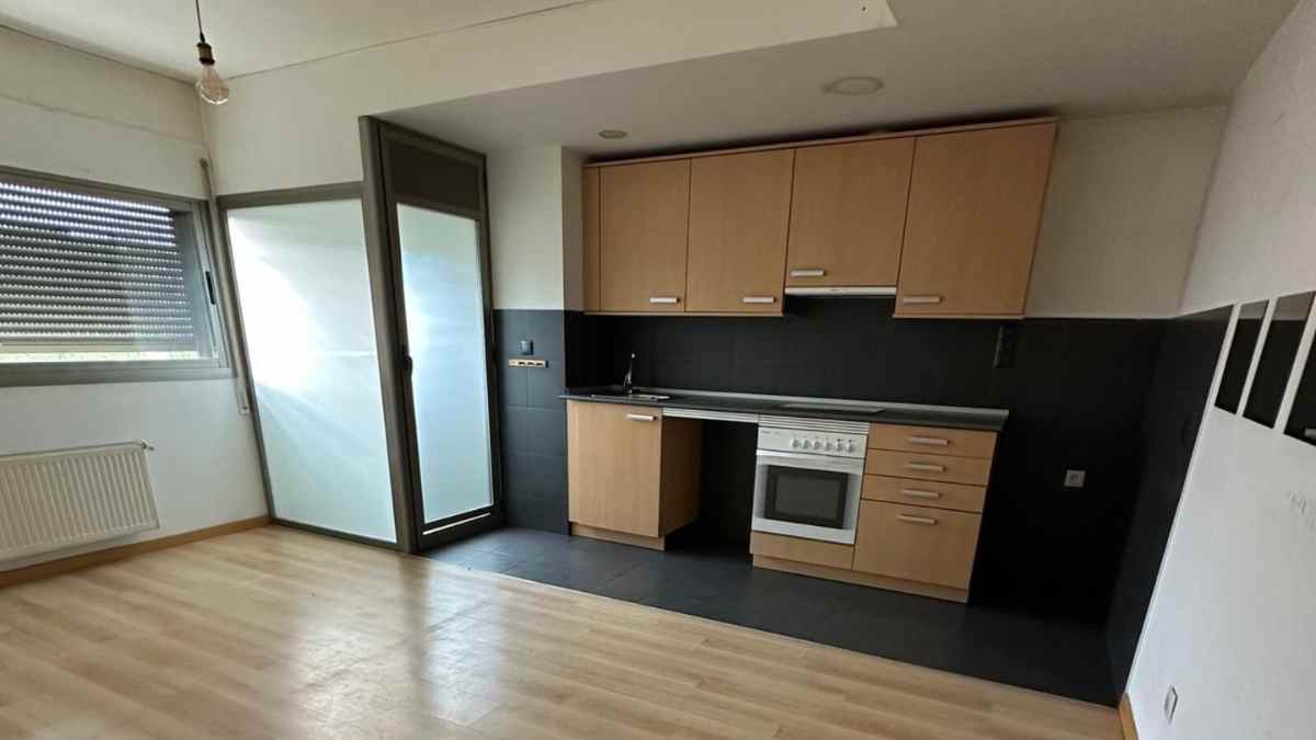 Cocina de vivienda en alquiler para jóvenes en Pozuelo de Alarcón con garaje y trastero.