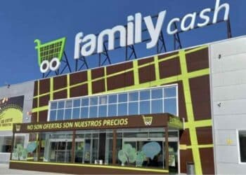 Fachada del nuevo hipermercado Family Cash en Leganés con 100 vacantes de empleo disponibles.