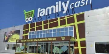 Fachada del nuevo hipermercado Family Cash en Leganés con 100 vacantes de empleo disponibles.