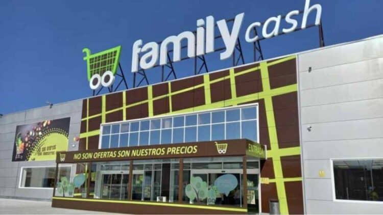 Fachada del nuevo hipermercado Family Cash en Leganés con 100 vacantes de empleo disponibles.
