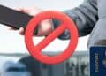 Prohibición de usar baterías externas en aviones de Emirates desde octubre 2025.