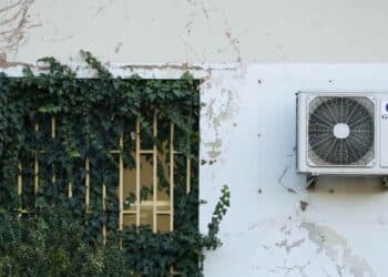 Aire acondicionado instalado en fachada de edificio prohibido por la Ley de Propiedad Horizontal.