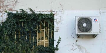 Aire acondicionado instalado en fachada de edificio prohibido por la Ley de Propiedad Horizontal.
