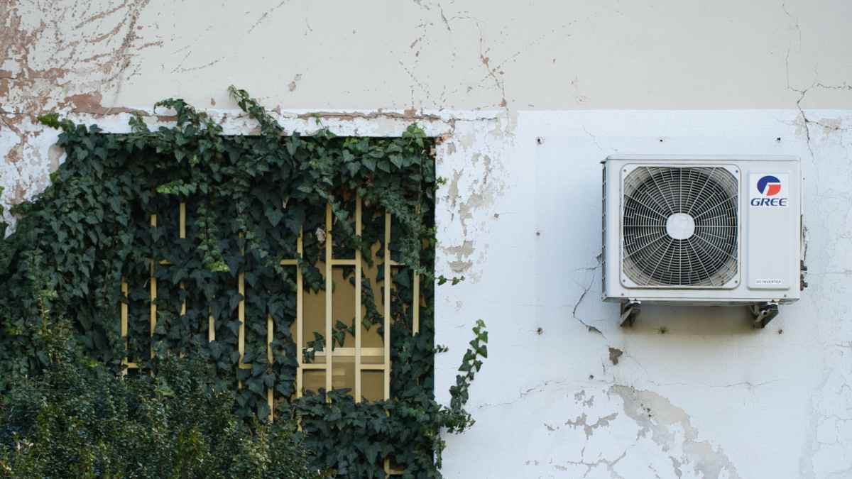 Aire acondicionado instalado en fachada de edificio prohibido por la Ley de Propiedad Horizontal.