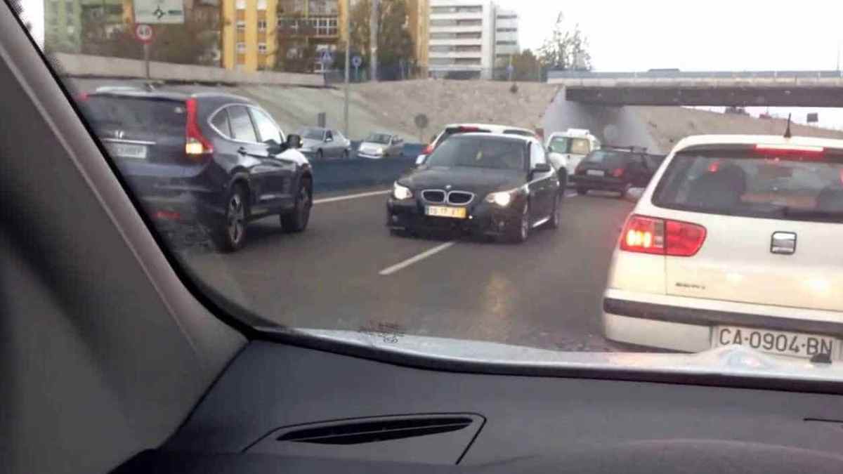 coche circulando en sentido contrario restricciones dgt mayores 65.