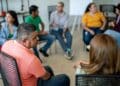 Propietarios reunidos en junta de vecinos debatiendo sobre derramas y obras según fallo del Tribunal Supremo.
