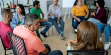 Propietarios reunidos en junta de vecinos debatiendo sobre derramas y obras según fallo del Tribunal Supremo.