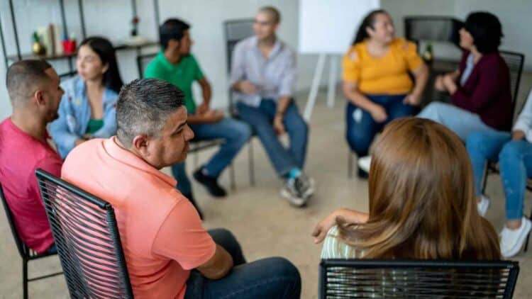 Propietarios reunidos en junta de vecinos debatiendo sobre derramas y obras según fallo del Tribunal Supremo.