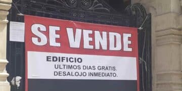 Cartel de se vende edificio con aviso de desalojo inmediato en plena crisis de vivienda.