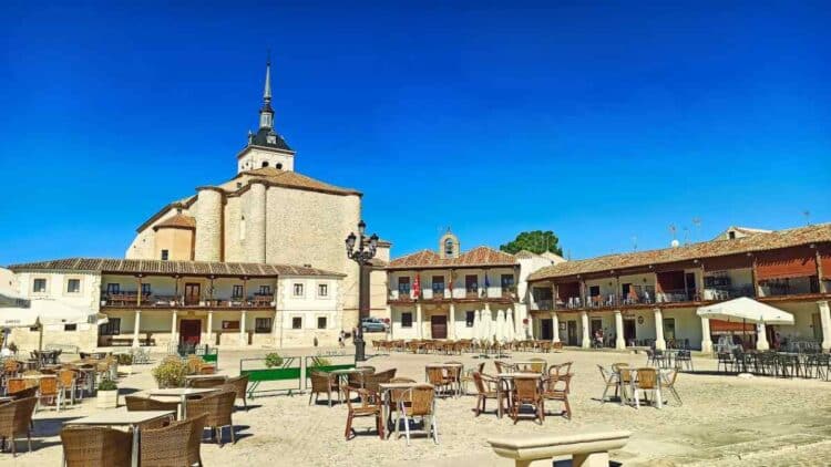 Plaza Mayor de Colmenar de la Oreja, pueblo barato y turístico cerca de Madrid ideal para jubilarse.