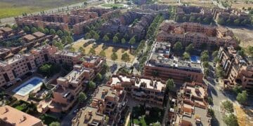 Vista aérea de Valdeluz, el antiguo pueblo fantasma cerca de Madrid con viviendas baratas.