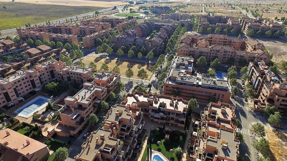 Vista aérea de Valdeluz, el antiguo pueblo fantasma cerca de Madrid con viviendas baratas.