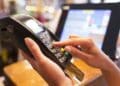Persona introduciendo PIN en datáfono al pagar con tarjeta.