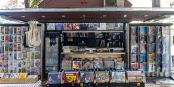 quiosco de madrid con vinilos de rock en barrio de goya.