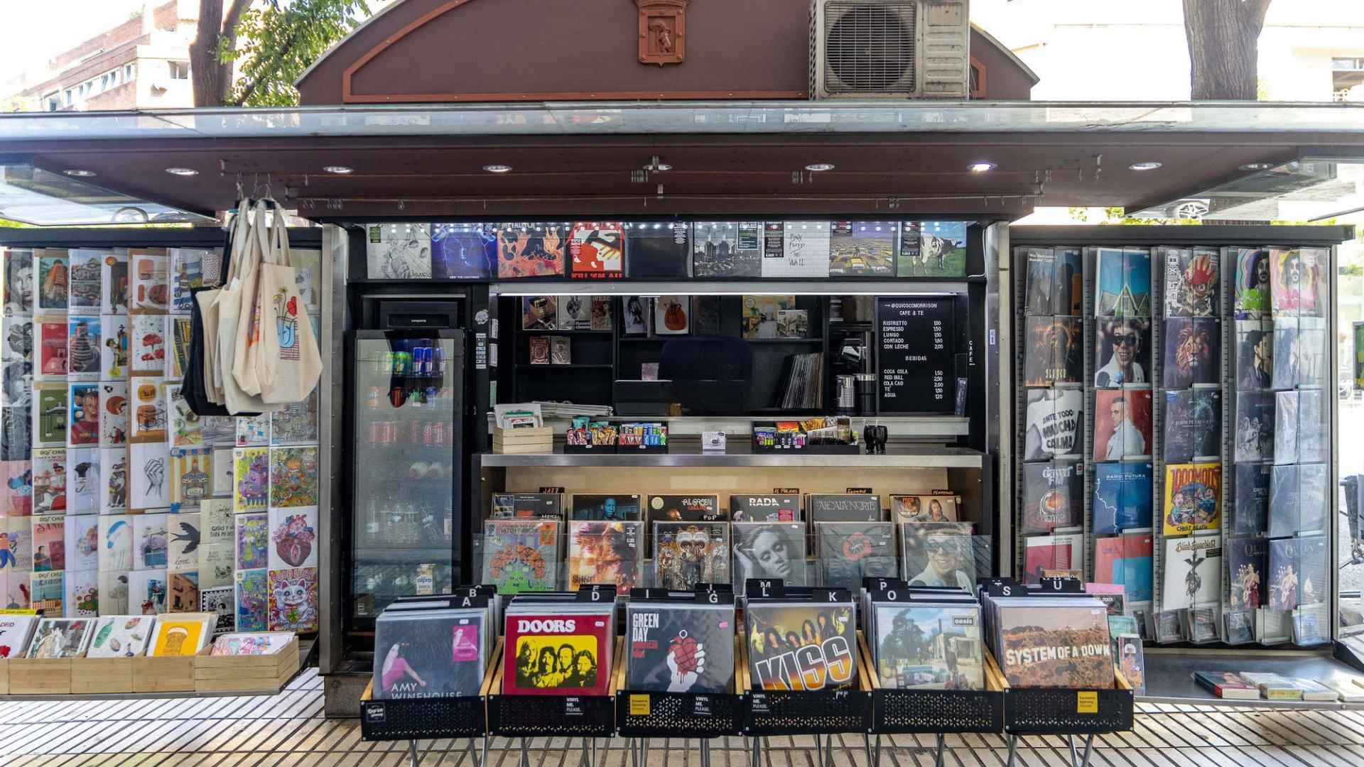 quiosco de madrid con vinilos de rock en barrio de goya.
