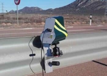 Radar de la DGT controlando velocidad en carretera agosto 2025