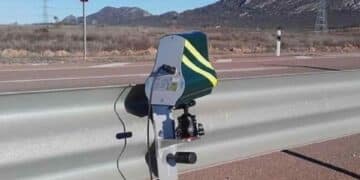 Radar de la DGT controlando velocidad en carretera agosto 2025
