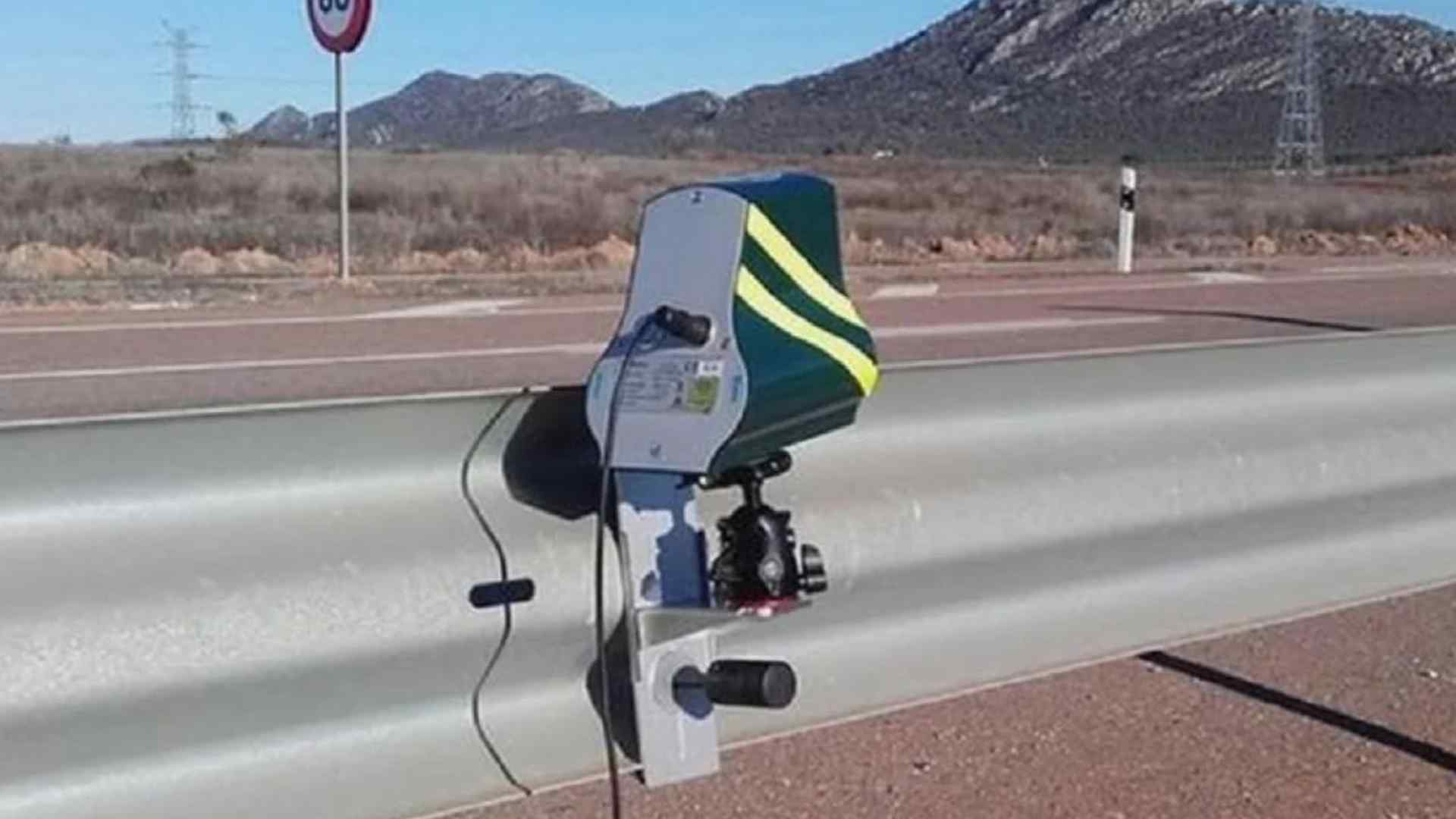 Radar de la DGT controlando velocidad en carretera agosto 2025