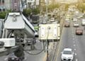 Radar de la DGT controlando velocidad en carretera de Madrid con tráfico en 2025.