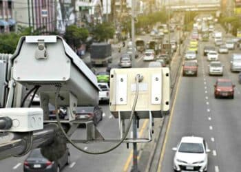 Radar de la DGT controlando velocidad en carretera de Madrid con tráfico en 2025.