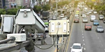 Radar de la DGT controlando velocidad en carretera de Madrid con tráfico en 2025.