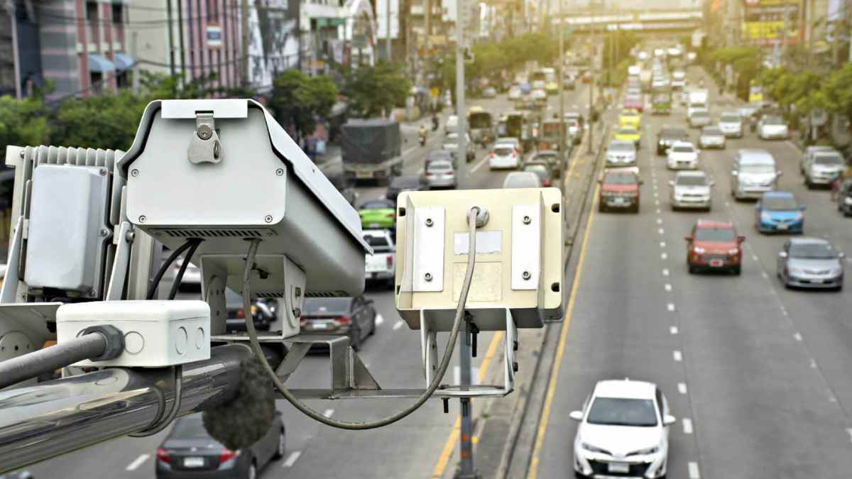 Radar de la DGT controlando velocidad en carretera de Madrid con tráfico en 2025.