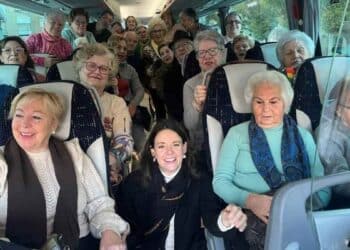 Jubilados en un autobús del IMSERSO durante sus viajes 2025.
