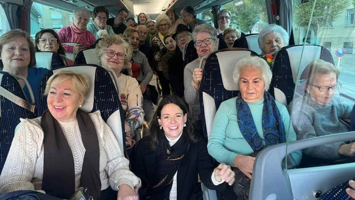Jubilados en un autobús del IMSERSO durante sus viajes 2025.