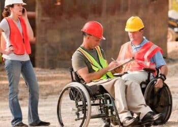 Trabajadores con discapacidad en silla de ruedas en el sector laboral tras la reforma de dependencia.
