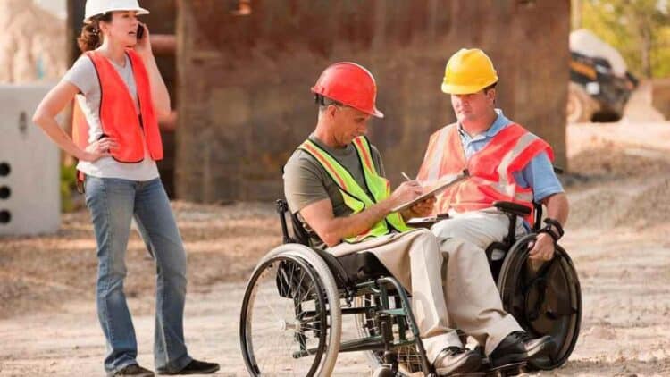 Trabajadores con discapacidad en silla de ruedas en el sector laboral tras la reforma de dependencia.