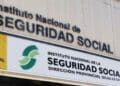 Oficina de la Seguridad Social en España para solicitar años extra de cotización para la pensión.