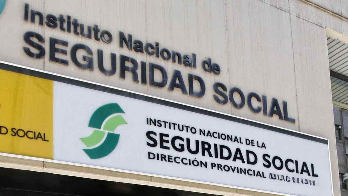 Oficina de la Seguridad Social en España para solicitar años extra de cotización para la pensión.