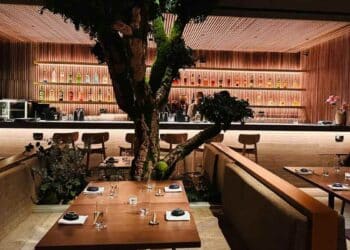 Interior del restaurante japonés Makoto en Madrid con barra de cócteles y decoración japonesa.