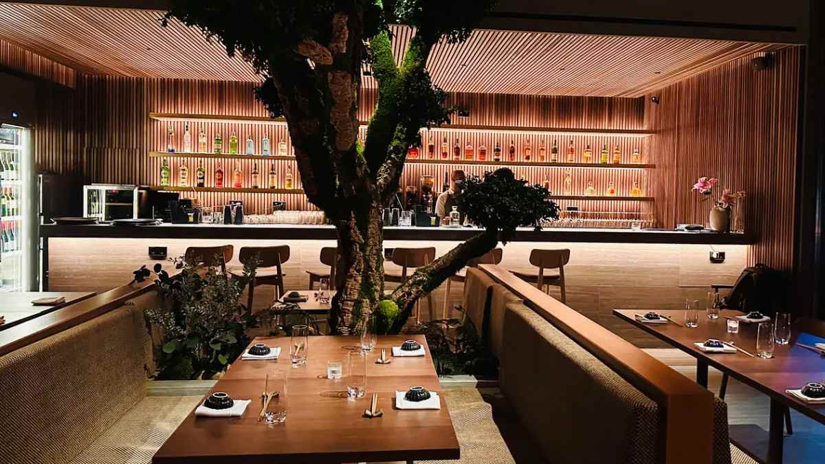 Interior del restaurante japonés Makoto en Madrid con barra de cócteles y decoración japonesa.