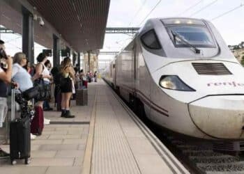 Tren Alvia de Renfe en andén con pasajeros esperando, retraso que provocó pérdida de vuelo a Cuba.