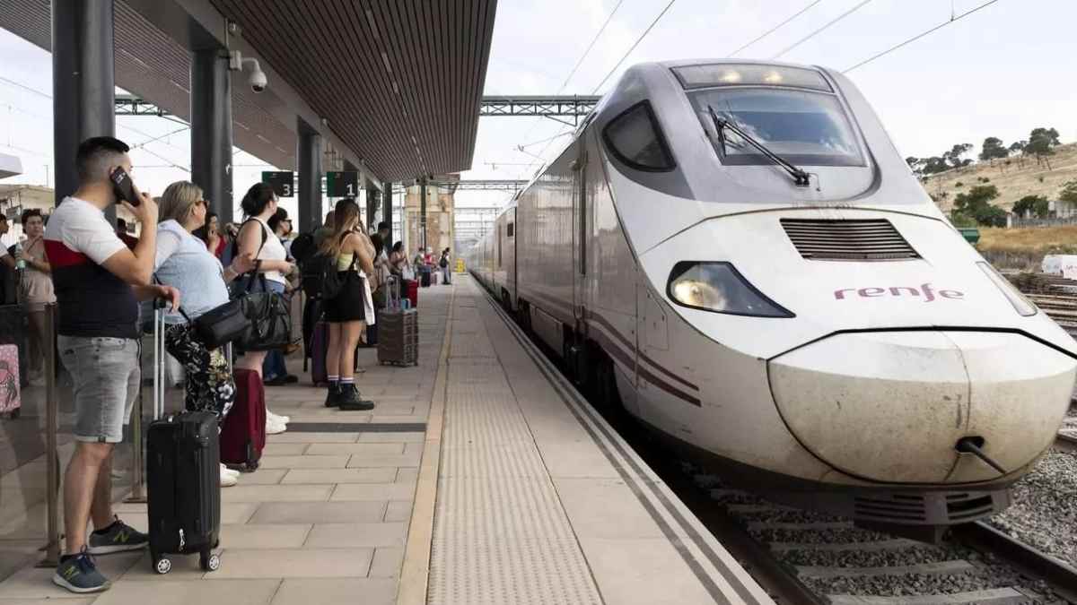 Tren Alvia de Renfe en andén con pasajeros esperando, retraso que provocó pérdida de vuelo a Cuba.