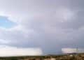 Reventón térmico en la Costa Tropical de Granada con nubes densas y viento fuerte.