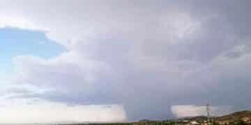 Reventón térmico en la Costa Tropical de Granada con nubes densas y viento fuerte.