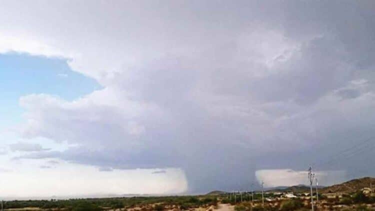 Reventón térmico en la Costa Tropical de Granada con nubes densas y viento fuerte.