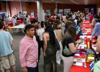 Personas en jornada de formación y empleo en Rivas para desempleados.