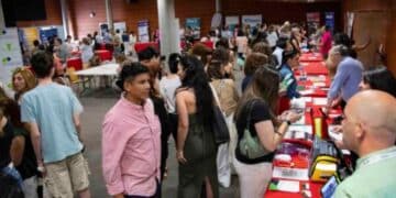 Personas en jornada de formación y empleo en Rivas para desempleados.
