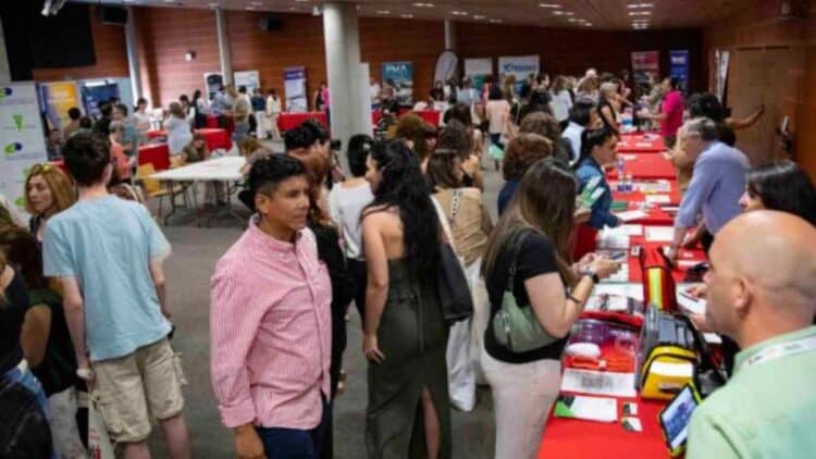 Personas en jornada de formación y empleo en Rivas para desempleados.