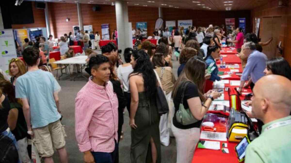 Personas en jornada de formación y empleo en Rivas para desempleados.