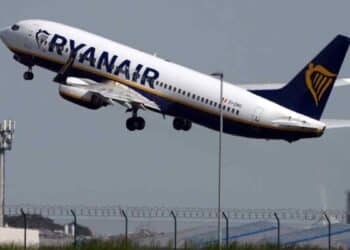 Avión de Ryanair despegando del aeropuerto, noticia sobre despido por consumo de cannabis en puesto crítico de tierra.