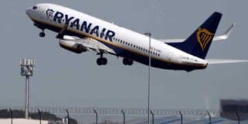 Avión de Ryanair despegando del aeropuerto, noticia sobre despido por consumo de cannabis en puesto crítico de tierra.