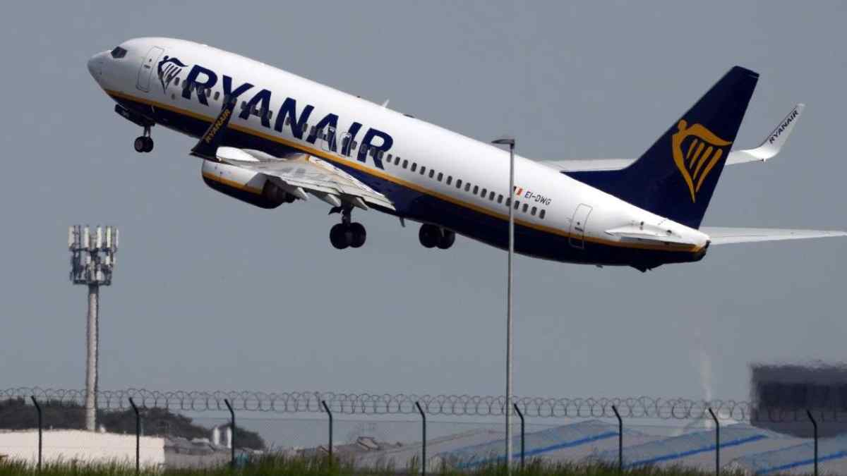 Avión de Ryanair despegando del aeropuerto, noticia sobre despido por consumo de cannabis en puesto crítico de tierra.