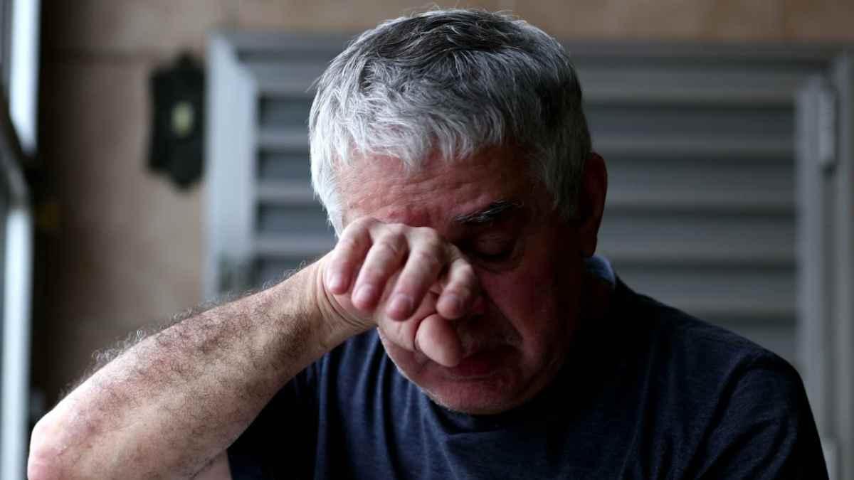 hombre mayor preocupado por la jubilacion denegada por seguridad social a autónomos con deudas.